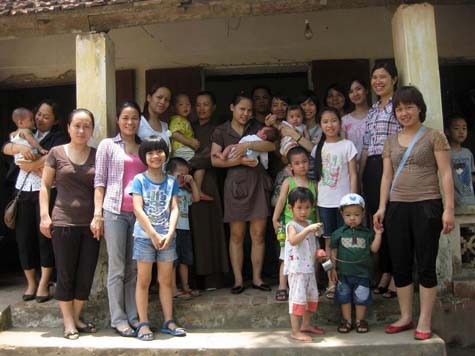 Các thành viên Hội Gia đình bé Nhân Ái thăm và tặng quà các hoàn cảnh khó khăn ở chùa Mạc Thương - Hà Nam